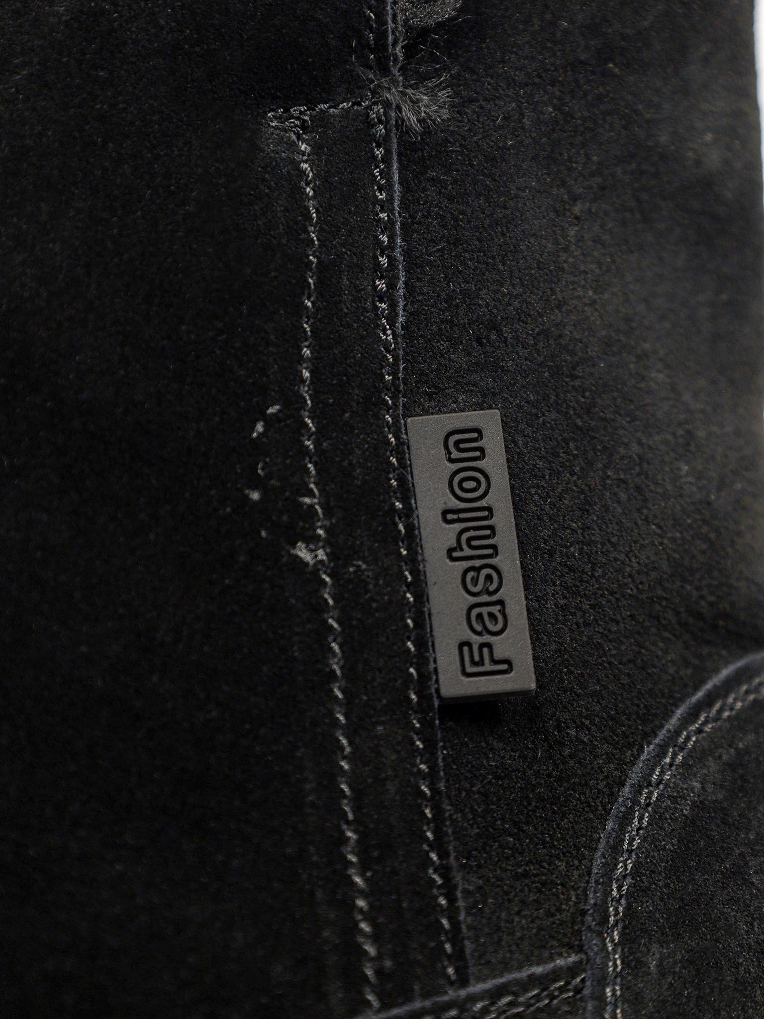 Ботинки черного цвета из натуральной замши на средней танкетке